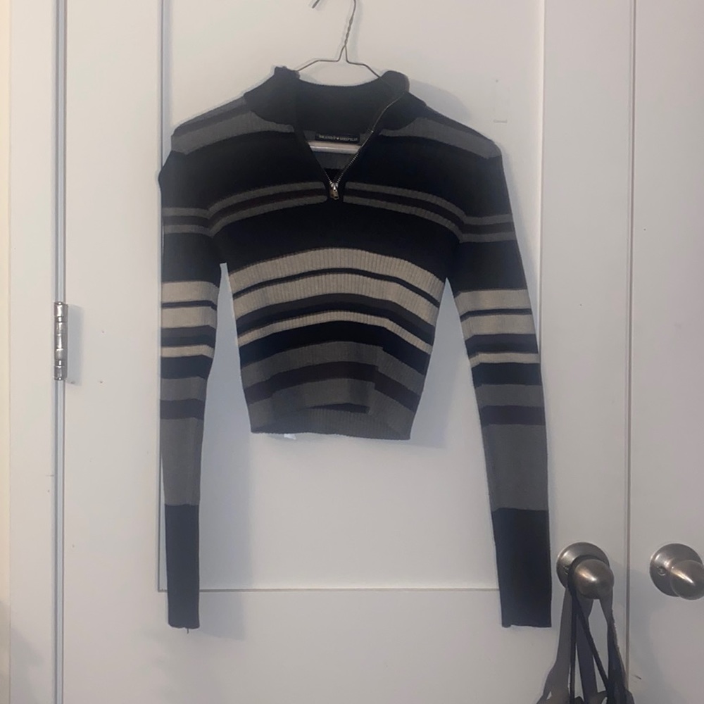 Cropped long sleeve striped sweater with a adjustable zipper neck.